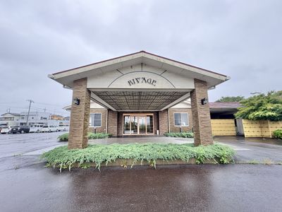 車寄せのある建物の外観
