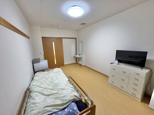 ゆったりとした居室 居室 シンプルで整った居室には、テレビや収納が備わっています。快適な環境で過ごせます。