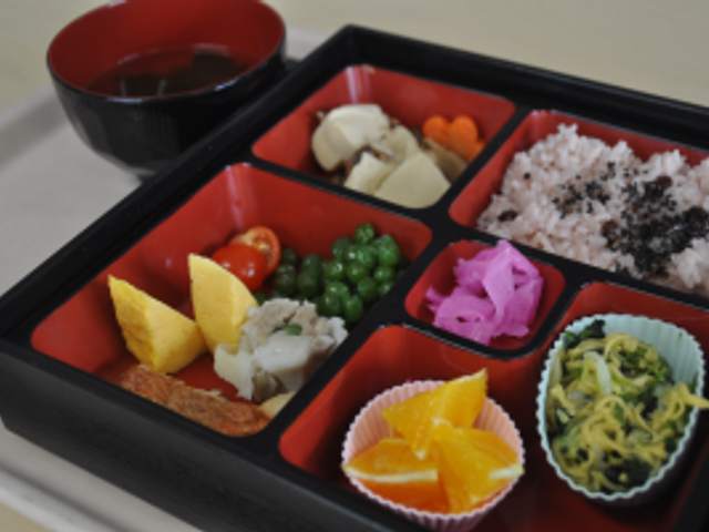 彩り豊かな食事メニュー 料理 栄養バランスを考えた彩り豊かな食事です。食事の時間を楽しみにしていただけるよう工夫を凝らしています。