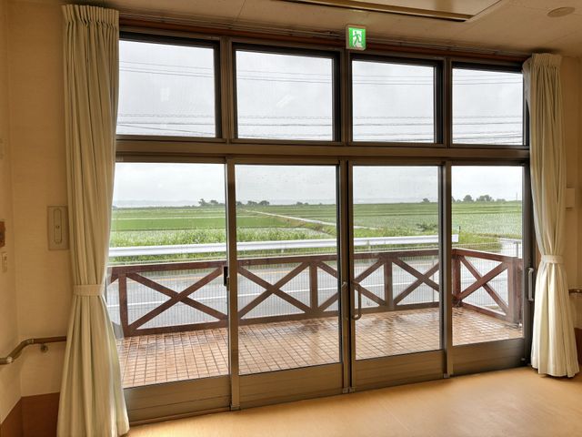 自然光差し込む部屋 居室 自然光がたっぷりと差し込む明るい空間が広がっています。リラックスして過ごせます。