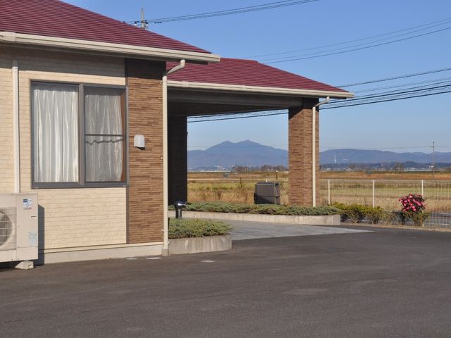 広々とした外観 外観 開放的な外観で、遠くの山々を望むことができます。明るい日差しと清々しい空気が迎えてくれる空間です。