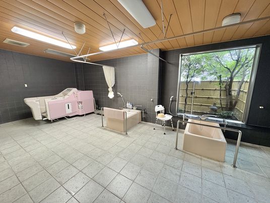 自然光の入る浴室