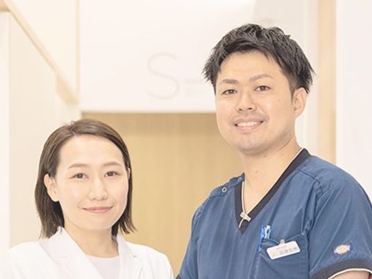 スタッフ2人の廊下  