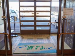 明るいエントランス風景