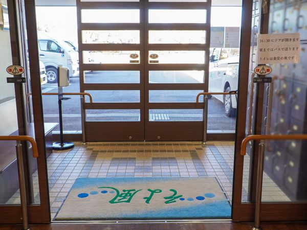 明るいエントランス風景