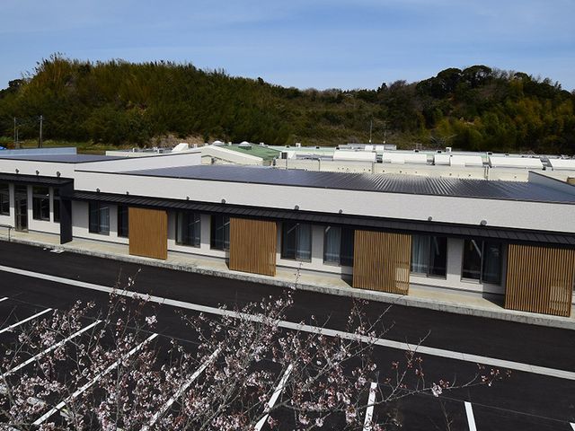 中庭が見える居室 居室 清潔感のある居室からは中庭が望め、安らぎのひとときを提供します。