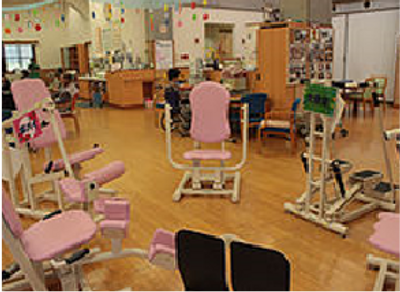 ピンクのチェアが並ぶスペース