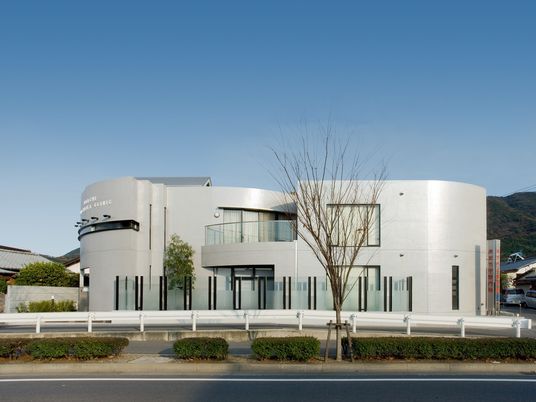 白い外観の建物  