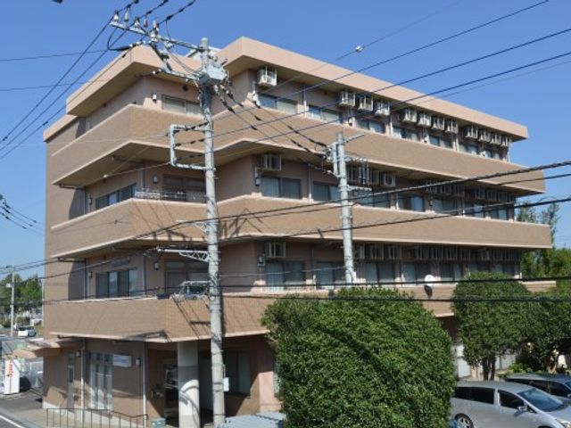 茶色の建物の外観 外観 ゆとりある構造の外観で、日差しがよく当たる明るい建物です。多機能で現代的な設計が、快適な勤務環境を提供します。