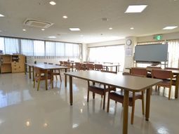 明るい食堂の様子