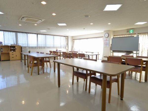 明るい食堂の様子