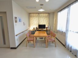 居室内テーブルとテレビ