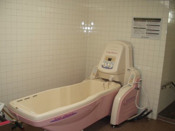 ピンクの機能性浴槽