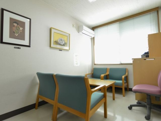 清潔な居室空間 談話コーナー2 ゆったりとした椅子が配置された落ち着いた雰囲気の居室です。明るく清潔感のある環境で、心地よい時間を過ごせます。