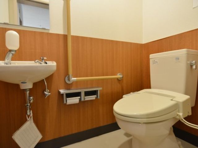 バリアフリートイレの設備 共有トイレ 安全に配慮した手すり付きの清潔なトイレです。利用者の快適な日々をサポートするための細やかな配慮が感じられます。