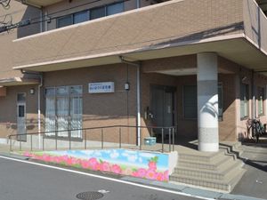 花が描かれた建物の入口