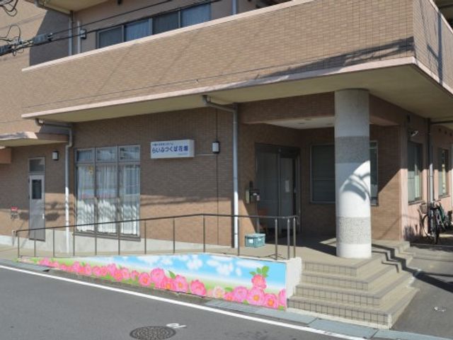 花が描かれた建物の入口