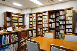 図書が並ぶ居心地の良い空間