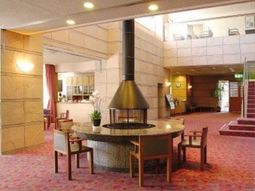 中央に暖炉のあるロビー