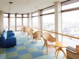 明るい窓辺ラウンジ