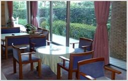 明るい採光の食堂