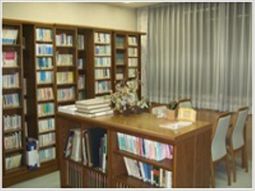 書籍と机のある部屋