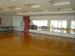 広々としたダンススタジオ