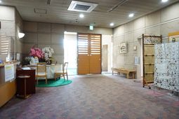 明るいエントランスの様子