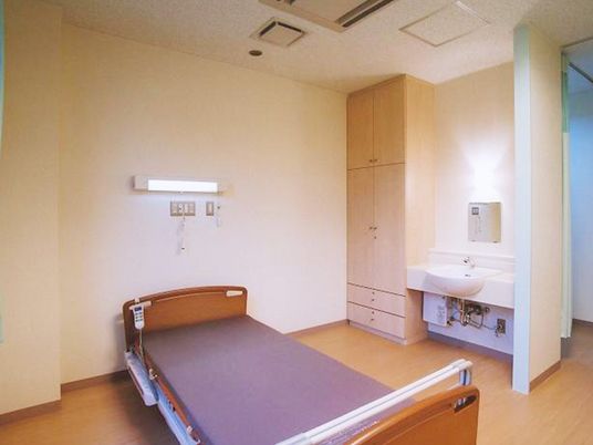 明るい居室の洗面台  