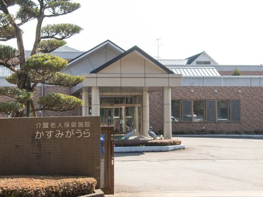 施設の正面入口  