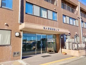 老人保健施設の入口外観  