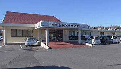 車が並ぶ建物の外観