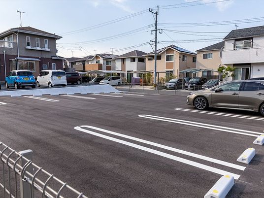 広い駐車場の外観  