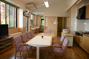 共用リビングの明るい室内