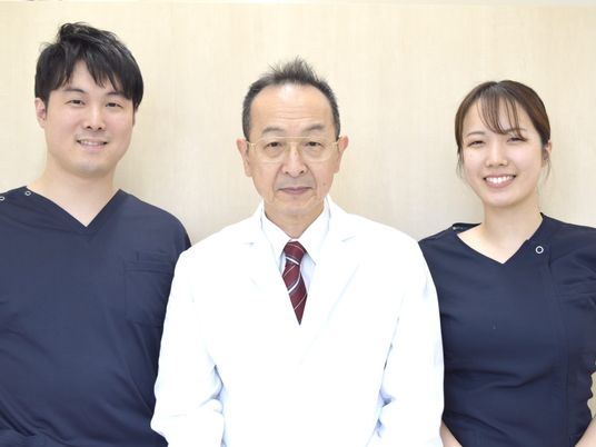 医師と介護士3人  