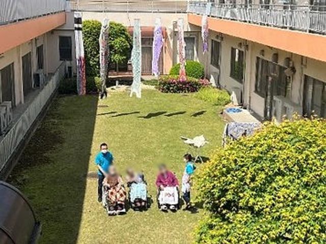 緑豊かな中庭 中庭 自然光が差し込む緑豊かなスペースです。リラックスしながら過ごすことができます。