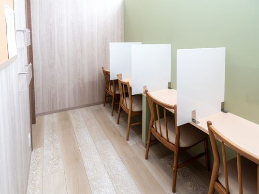 個別席のある食堂  