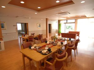 明るい食堂の様子  