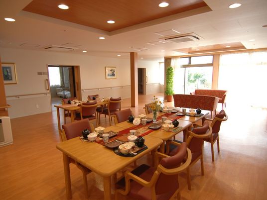 明るい食堂の様子  