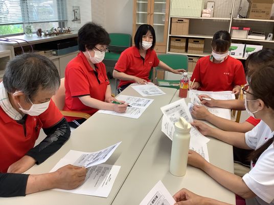 研修中の職員が集う会議室  