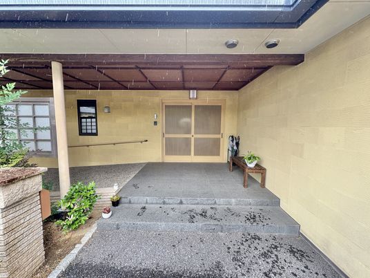 風雨除けのある玄関エントランス