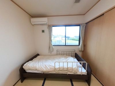 日の光が差し込む居室