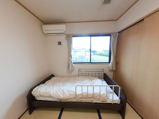 日の光が差し込む居室