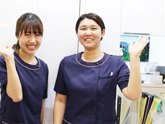 笑顔で手を振るスタッフ  