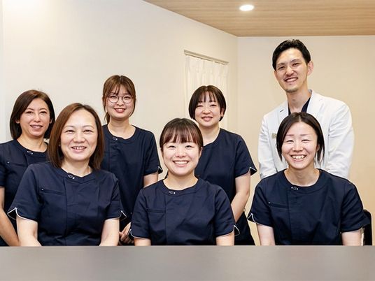 笑顔の職員が並ぶスタッフイメージ  