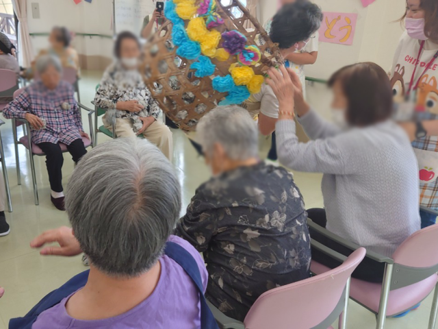 楽しい交流の場 ラウンジ 明るい空間で、利用者同士が楽しく交流を深める様子です。和やかな雰囲気が魅力です。