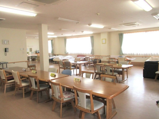 広々とした明るい食堂 ダイニングルーム 広々とした清潔感のある食堂です。ゆったりとした食事の時間をお過ごしいただけます。