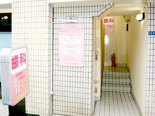 歯科案内のある廊下  