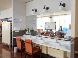 共有スペースの清潔な洗面台