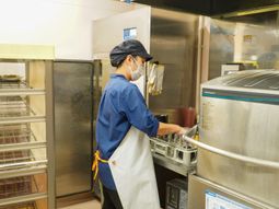 作業中のスタッフと厨房設備